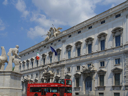 Quirinalspalast mit Bus Fotos